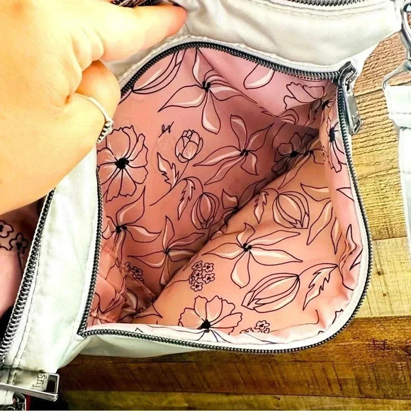 Lug RFID Medium Crossbody - Flare 2 - Picture 10 of 11